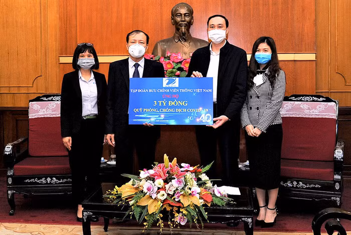 Thông qua Ủy ban Trung ương Mặt trận Tổ quốc Việt Nam, đại diện lãnh đạo Tập đoàn VNPT trao tượng trưng số tiền ủng hộ công tác phòng, chống dịch Covid-19