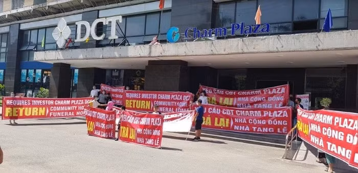 Cư dân đấu tranh đòi quyền lợi tại khu căn hộ Charm Plaza hồi tháng 5/2020