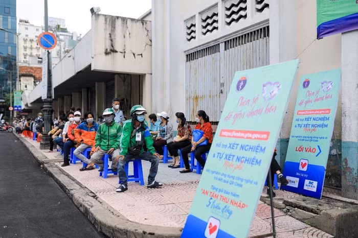 Ba con chợ Bến Thành và các shipper trật tự xếp hàng đợi xét nghiệm