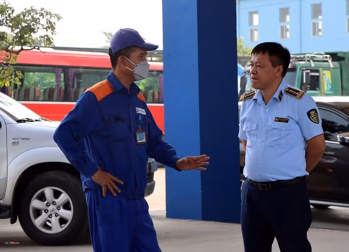 Tổng cục QLTT bất ngờ kiểm tra hàng chục cửa hàng xăng dầu tại Hà Nội, Vĩnh Phúc, Thái Nguyên ảnh 1