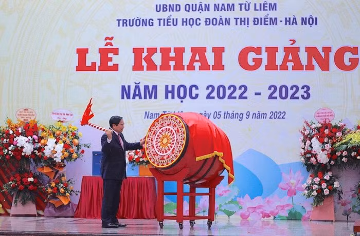 Thủ tướng Chính phủ Phạm Minh Chính đến dự và đánh trống khai giảng năm học 2022 – 2-23 tại trường Tiểu học Đoàn Thị Điểm (quận Nam Từ Liêm, Hà Nội).