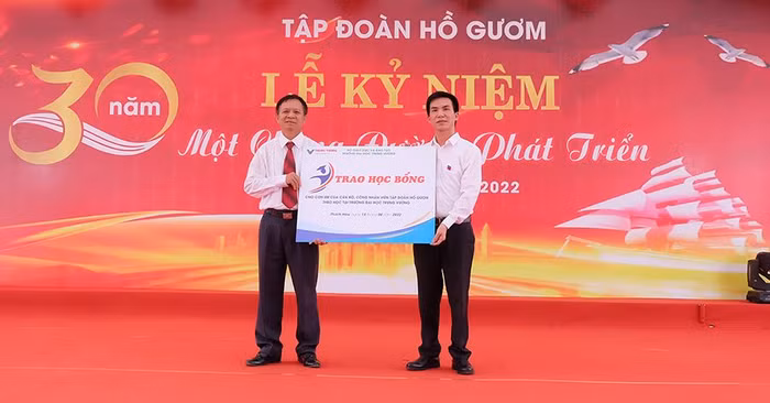 Trao học bổng của Đại học Trưng Vương cho con em cán bộ công nhân viên