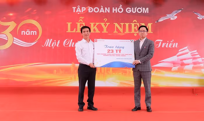 Ông Nguyễn Duy Ninh - Tổng giám đốc Tập đoàn trao Quỹ khuyến học và sáng tạo phát triển giáo dục cho trường Đại học Trưng Vương