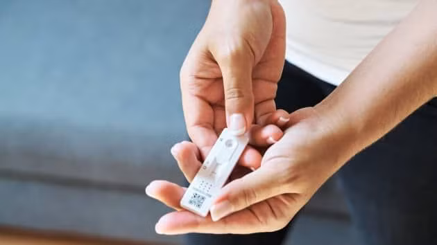 Phải làm gì nếu phát hiện triệu chứng Covid-19 nhưng xét nghiệm vẫn âm tính?