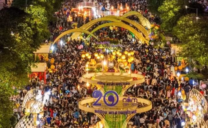 Hơn 1,2 triệu lượt khách tham quan Đường hoa Nguyễn Huệ Tết Quý Mão 2023