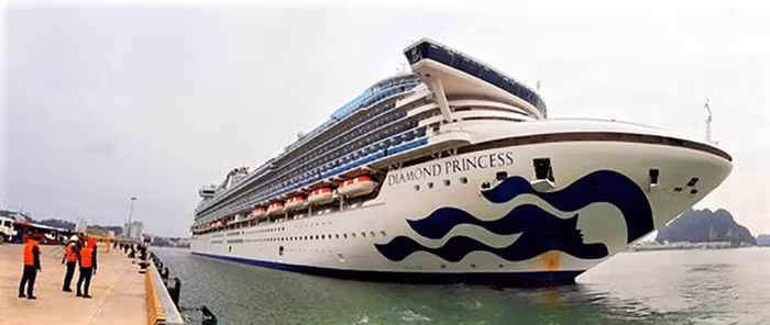 Tàu Diamond Princess ghé thăm Hạ Long ngày 28/1