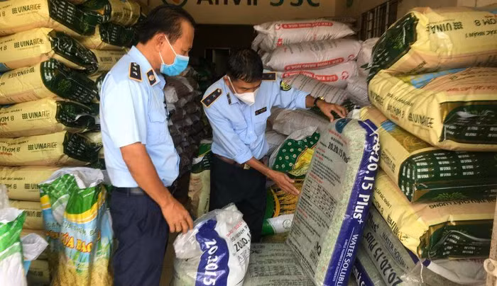 Lực lượng QLTT Tiền Giang kiểm tra việc buôn bán phân bón trên địa bàn