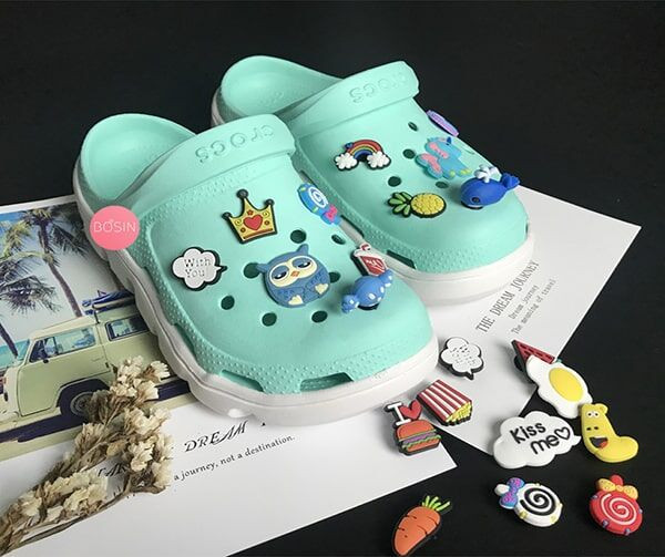 Dép Crocs trở thành mặt hàng được ưa chuộng trong thời đại dịch ảnh 3 Dép Crocs trở thành mặt hàng được ưa chuộng trong thời đại dịch ảnh 3