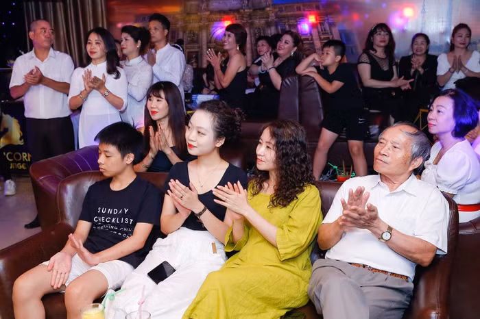 Lớp học hát online với những mối thâm tình không…ảo