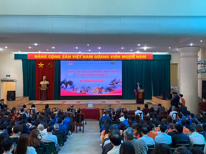 Hình ảnh buổi Lễ phát động ủng hộ đồng bào miền trung bị ảnh hưởng do mưa lũ