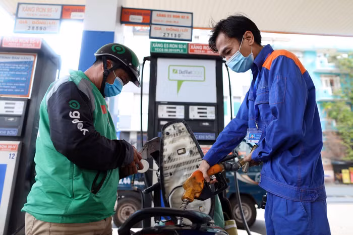 Giá xăng chính thức giảm hơn 3.000 đồng/lít