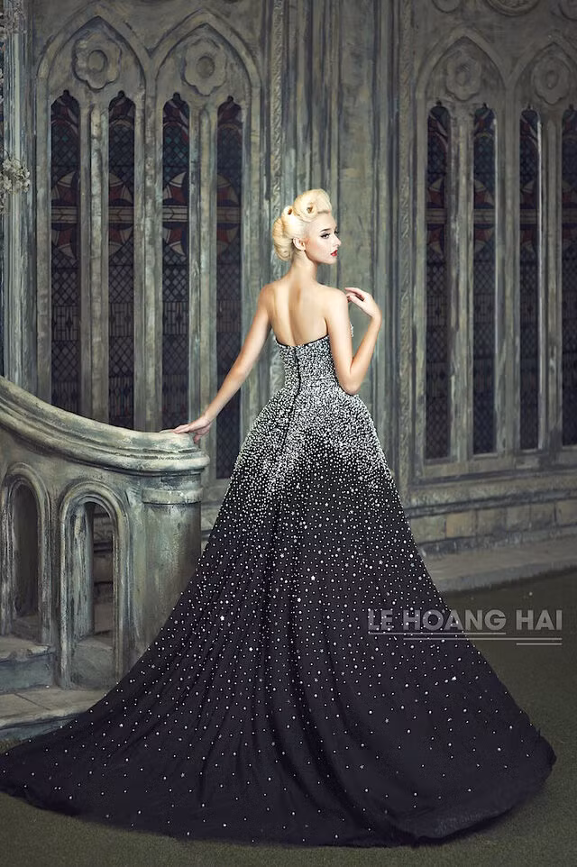 Dàn mẫu Tây "tổng tiến công" show diễn thời trang của NTK Lê Hoàng Hải ảnh 3