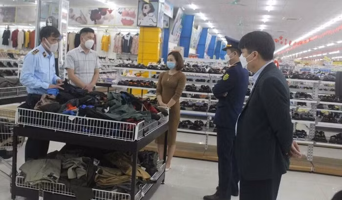 Lực lượng QLTT kiểm tra tại hệ thống siêu thị Aloha Mall