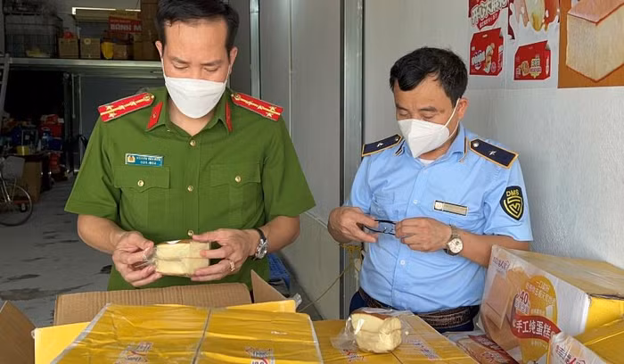 Số lượng lớn bánh kẹo không rõ nguồn gốc được lực lượng QLTT phát hiện và tạm giữ tại La Phù