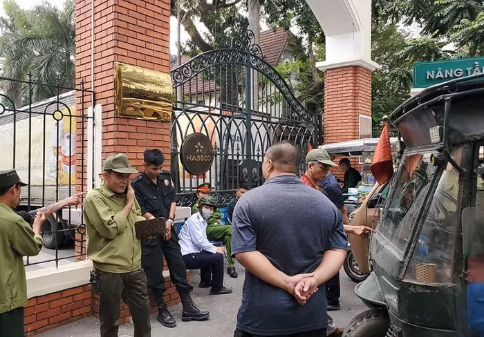 Các xe thương binh đã án ngữ không cho xe của công ty ra vào