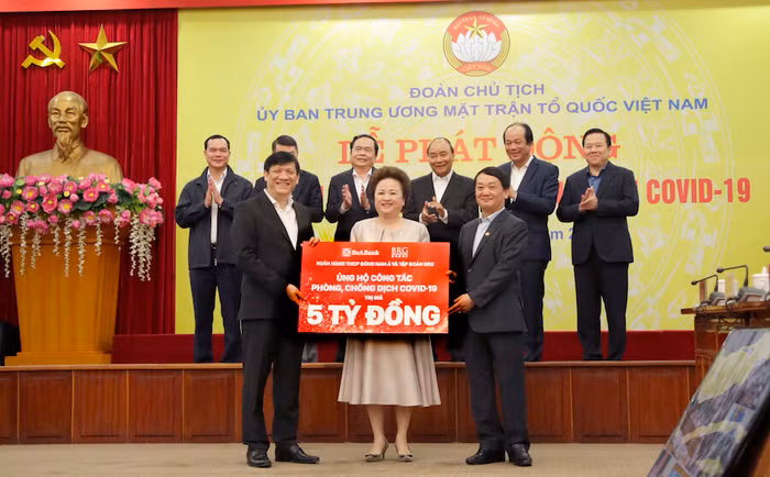 Bà Nguyễn Thị Nga, Chủ tịch SeABank và Tập đoàn BRG đã ủng hộ 5 tỷ đồng cho công tác phòng, chống Covid-19.