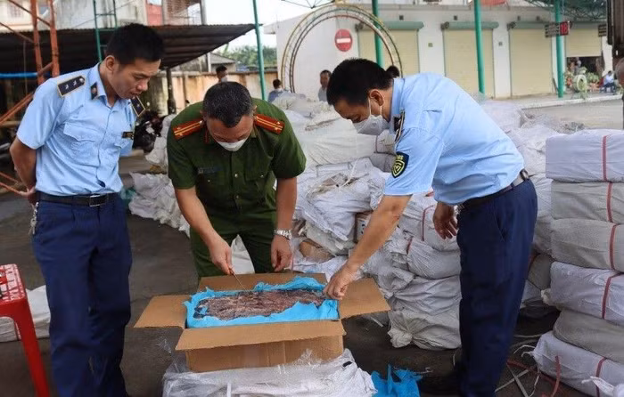 Công ty vận tải Ngọc Phương chở hơn 80 tấn thực phẩm đông lạnh không rõ nguồn gốc từ tỉnh Cao Bằng về các địa phương khác tiêu thụ
