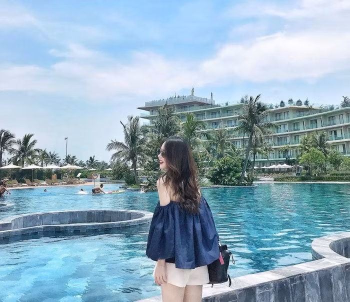 Đi qua những cung đường hoa, bạn sẽ “lạc lối” trong mê cung hơn 150 bể bơi trong nhà và ngoài trời, trong đó có bể bơi nước mặn lớn nhất Việt Nam và bể bơi vô cực thu trọn khung cảnh FLC Sầm Sơn từ trên cao. (Ảnh: @nnng.anhs)