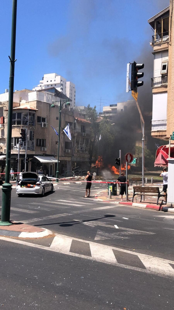Tên lửa Hamas rơi vào khu phố Ramat Gan gần Tel Aviv Tên lửa Hamas rơi vào khu phố Ramat Gan gần Tel Aviv