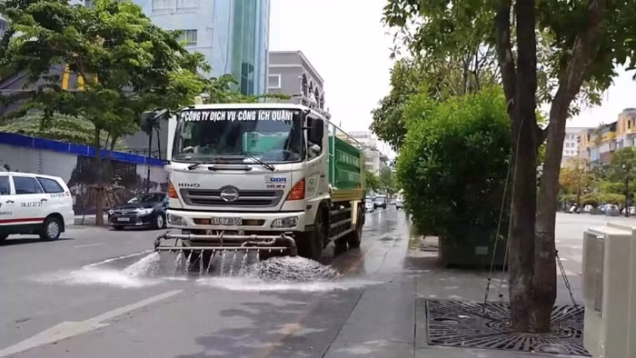 Hà Nội chi hơn 100 tỷ đồng rửa đường, giảm ô nhiễm