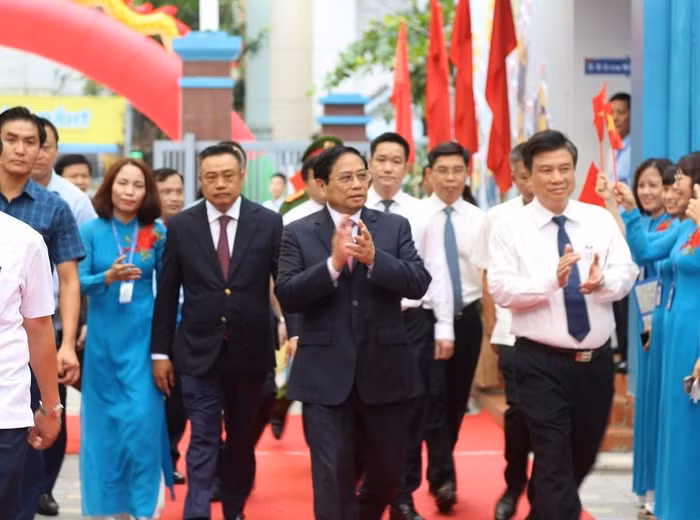 Thủ tướng Chính phủ Phạm Minh Chính đến dự và đánh trống khai giảng năm học 2022 – 2023 tại trường Tiểu học Đoàn Thị Điểm (quận Nam Từ Liêm, Hà Nội).