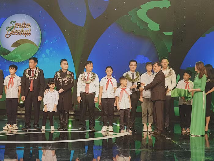 Ông Nguyễn Quang Thái, Giám đốc Phát triển Hoạt động Cộng đồng Vinamilk nhận kỷ niệm chương cho hành trình Vinamilk đồng hành cùng Cặp lá yêu thương