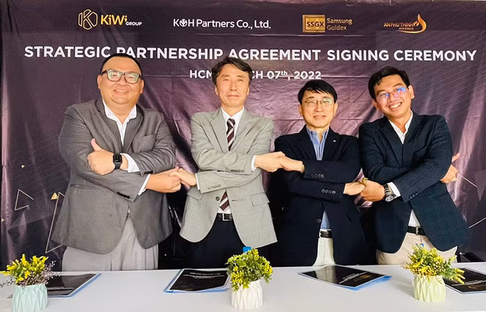 Các lãnh đạo của An Phú Thịnh Holdings, Công ty CP Kiwi Group, KOH Partners và Samsung Goldex trong lễ ký thỏa thuận hợp tác chiến lược
