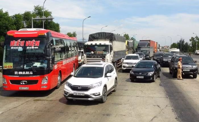 Hàng chục ô tô "vây" trạm thu phí Quán Hàu gây ách tắc giao thông