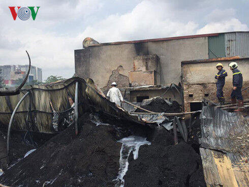 Xưởng phế liệu bị thiêu rụi hoàn toàn. Xưởng phế liệu bị thiêu rụi hoàn toàn.