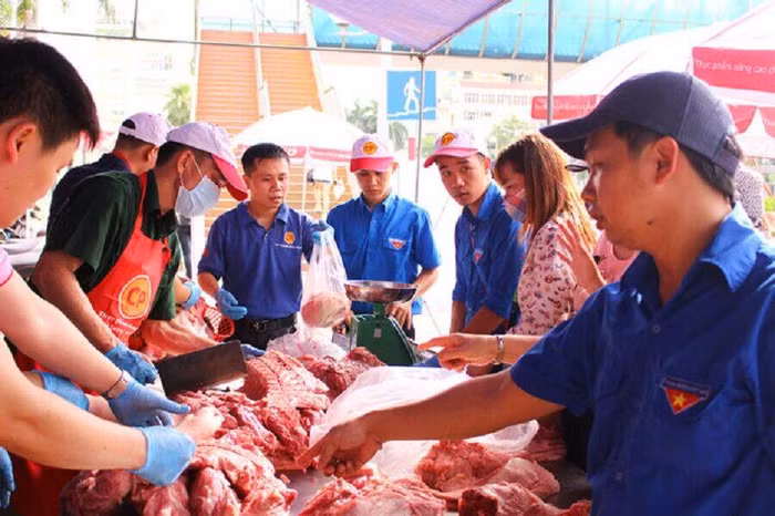 Hai ngày ‘giải cứu’ hơn 5 tấn thịt heo