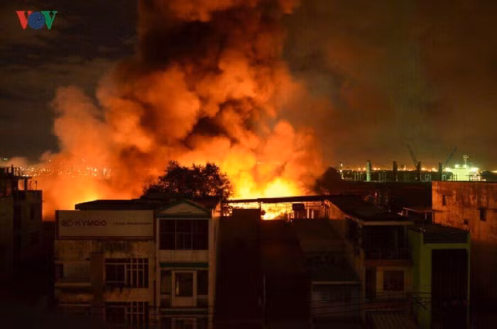 Toàn cảnh lửa bao trùm kho cảng Sài Gòn: Hàng trăm hộ dân di tản