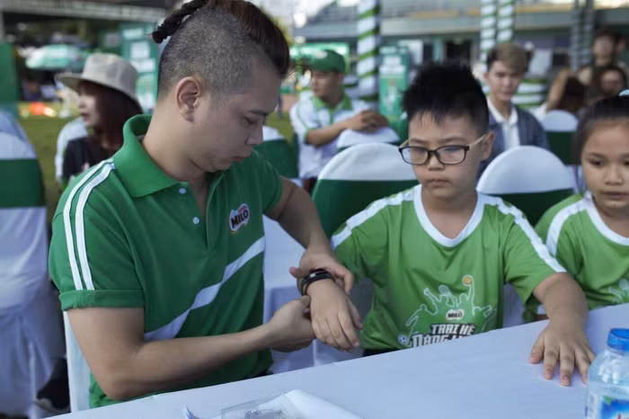 Nam Khánh giúp Sunny đeo đồng hồ Champ Squad