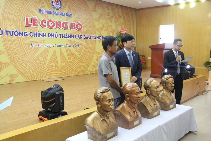 4 pho tượng nhà báo liệt sĩ đúc đồng có giá trị do nhà điêu khắc Trần Thanh Phong - Ảnh: Báo Đại đoàn kết