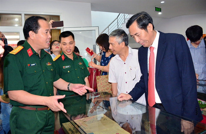 Các đại biểu tham quan Bảo tàng Báo chí Việt Nam - Ảnh: Báo Đại đoàn kết