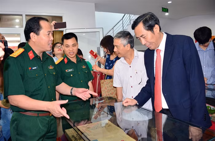 Các đại biểu tham quan Bảo tàng Báo chí Việt Nam - Ảnh: Báo Đại đoàn kết