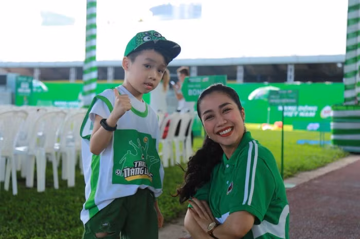 Mẹ Ốc và Coca hào hứng khi trải nghiệm đồng hồ Cham Squad