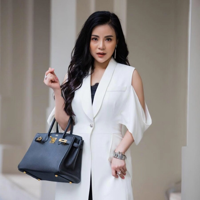 Người đẹp Việt đi thi HH Quý bà dính bê bối lô mỹ phẩm 11 tỷ ảnh 3 Người đẹp Việt đi thi HH Quý bà dính bê bối lô mỹ phẩm 11 tỷ ảnh 3