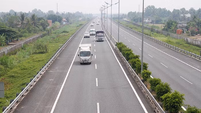 Xây đường cao tốc ở Việt Nam rẻ hay đắt?