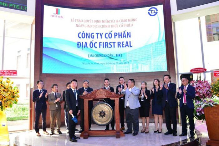 First Real tăng trần, giao dịch khiêm tốn chỉ 1.800 cổ phiếu trong buổi sáng giao dịch đầu tiên