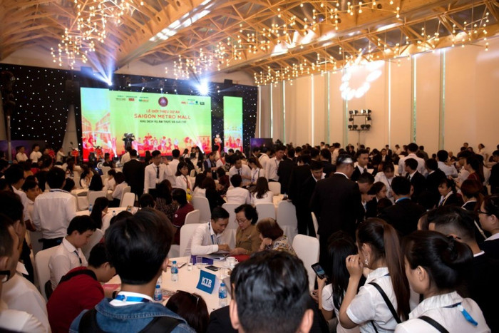 Ki-ốt ẩm thực Saigon Metro Mall “đắt như tôm tươi” trong ngày ra mắt ảnh 1