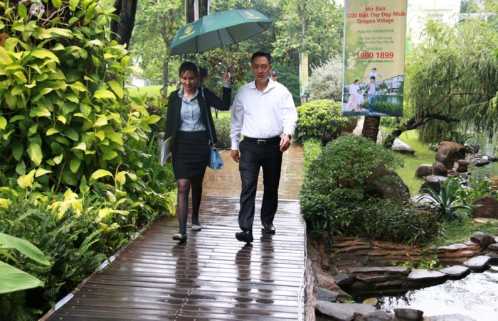 Khách hàng “đội mưa” mua biệt thự tiền tỷ tại Dragon Village ảnh 1 Khách hàng “đội mưa” mua biệt thự tiền tỷ tại Dragon Village ảnh 1