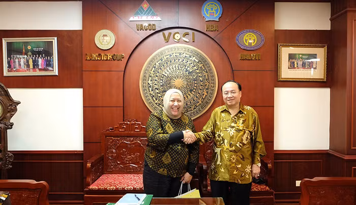 TS. Nguyễn Hồng Sơn và bà Masriati Lita Saadia Pratama - Tham tán Thương mại ĐSQ Indonesia tại Hà Nội trong buổi làm việc