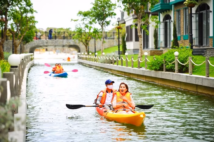 Khách tham quan, trải nghiệm khu Biệt thự lagoon tại NovaWorld Ho Tram