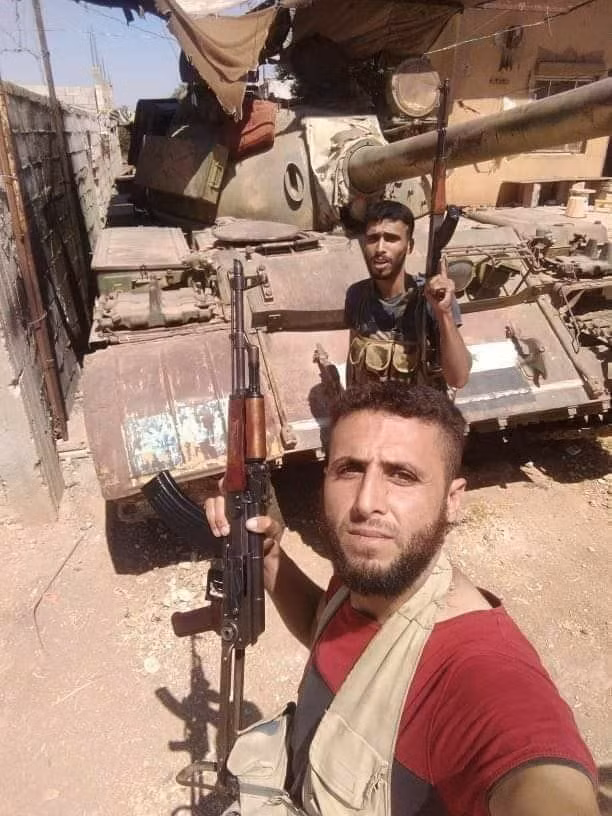 Các tay súng nổi dậy chiếm một số vũ khí trang bị của quân đội Syria ở Daraa.