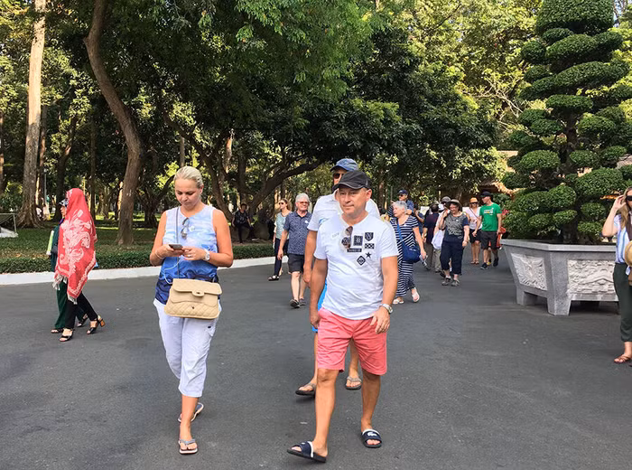 Bộ GTVT đề nghị Bộ VHTTDL, UBND các tỉnh, thành phố trực thuộc Trung ương rà soát, thống kê số lượng khách du lịch là công dân nước ngoài có nhu cầu rời Việt Nam