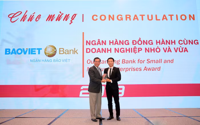 Ông Bùi Quang Vũ - Trưởng Văn phòng đại diện BAOVIET Bank tại TP.HCM nhận giải thưởng “Ngân hàng đồng hành cùng Doanh nghiệp nhỏ và vừa năm 2019”