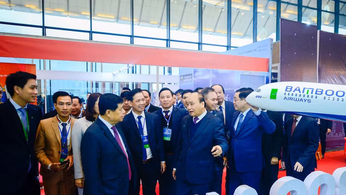 Thủ tướng Nguyễn Xuân Phúc thăm gian trưng bày của hãng hàng không Bamboo Airways