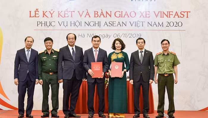 Lễ ký kết và bàn giao xe VinFast phục vụ Hội nghị ASEAN 2020 giữa VinFast và Tiểu ban vật chất – Hậu cần thuộc Ủy ban Quốc gia ASEAN 2020