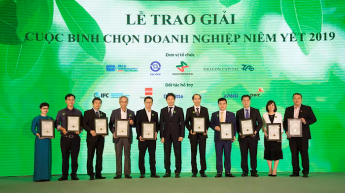 Đại diện các doanh nghiệp nhận giải Top 10 Báo cáo thường niên tốt nhất tại Cuộc bình chọn Doanh nghiệp niêm yết tiêu biểu năm 2019