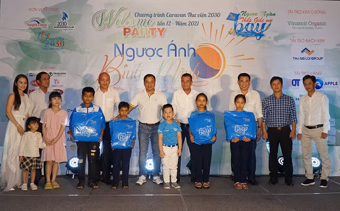 CLB trao quà cho các em học sinh. Ảnh: Khánh Nam